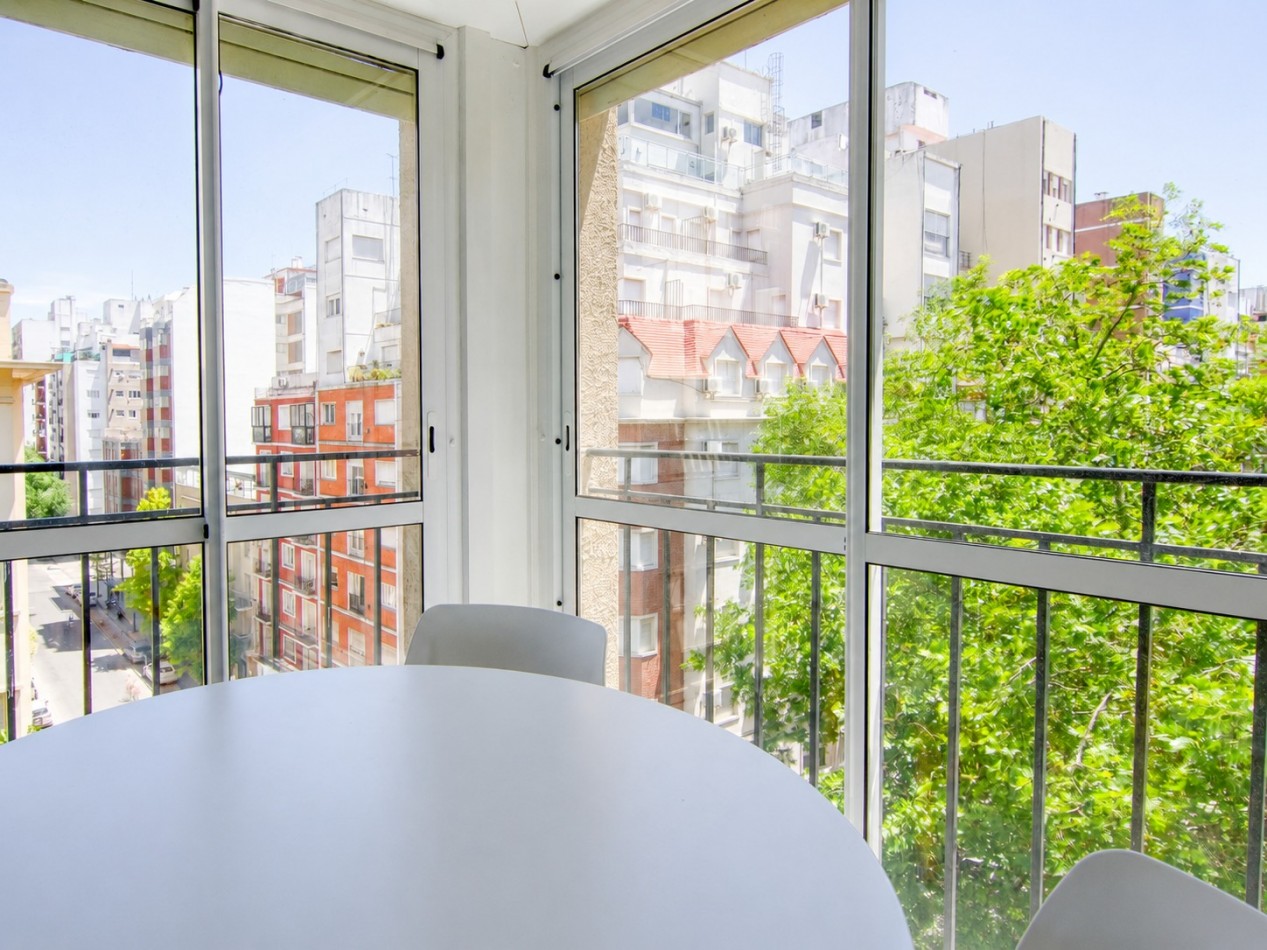 DEPARTAMENTO 2 AMBIENTES AL FRENTE CON BALCON FRANCES EN PLAZA COLON VENDE Y PERMUTA