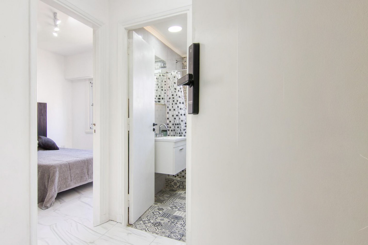 DEPARTAMENTO 2 AMBIENTES AL FRENTE CON BALCON FRANCES EN PLAZA COLON VENDE Y PERMUTA