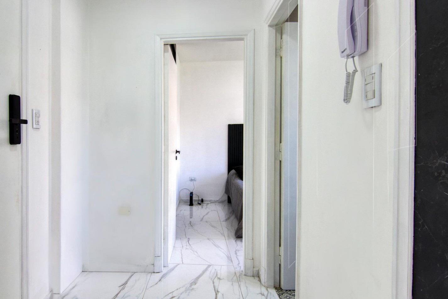 DEPARTAMENTO 2 AMBIENTES AL FRENTE CON BALCON FRANCES EN PLAZA COLON VENDE Y PERMUTA