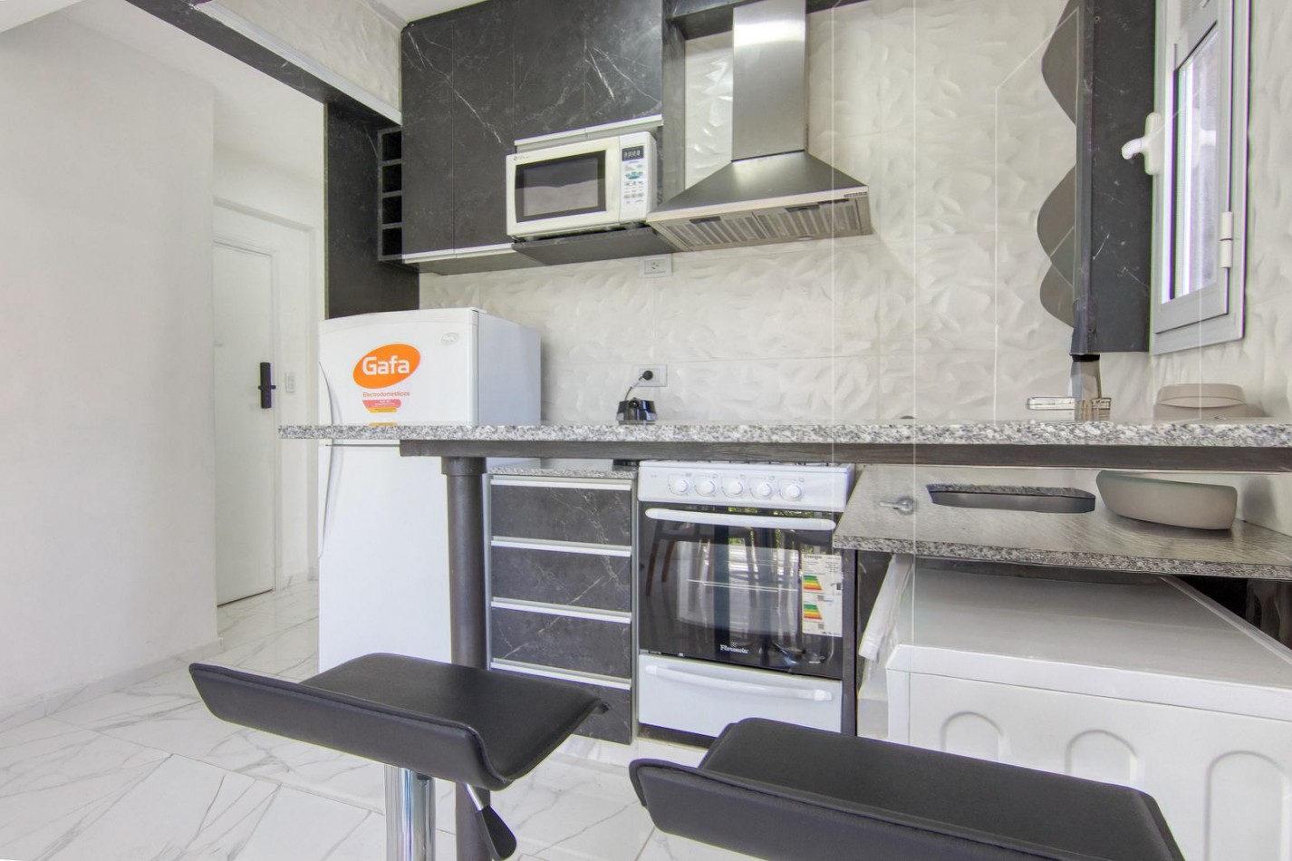 DEPARTAMENTO 2 AMBIENTES AL FRENTE CON BALCON FRANCES EN PLAZA COLON VENDE Y PERMUTA