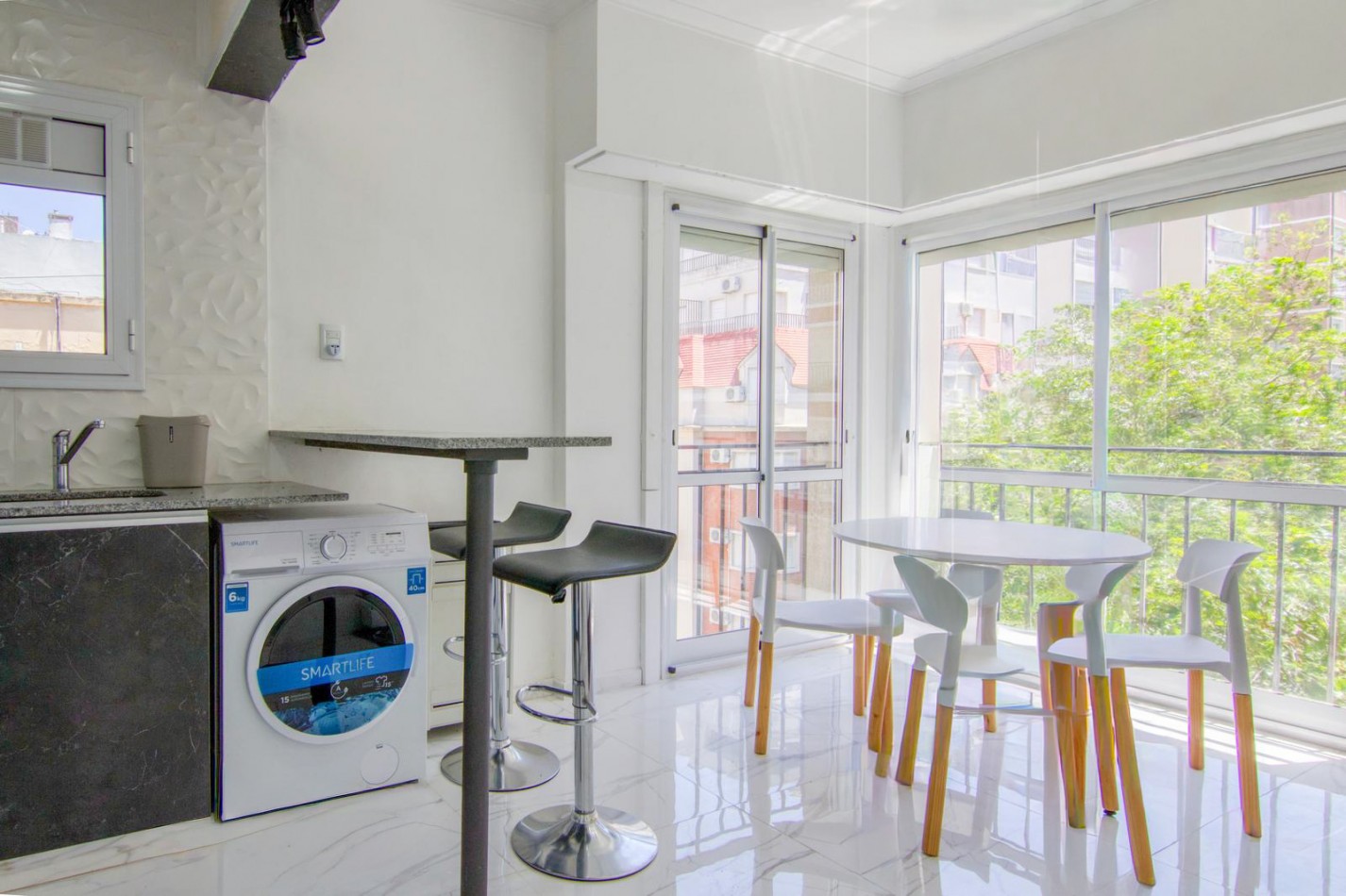 DEPARTAMENTO 2 AMBIENTES AL FRENTE CON BALCON FRANCES EN PLAZA COLON VENDE Y PERMUTA