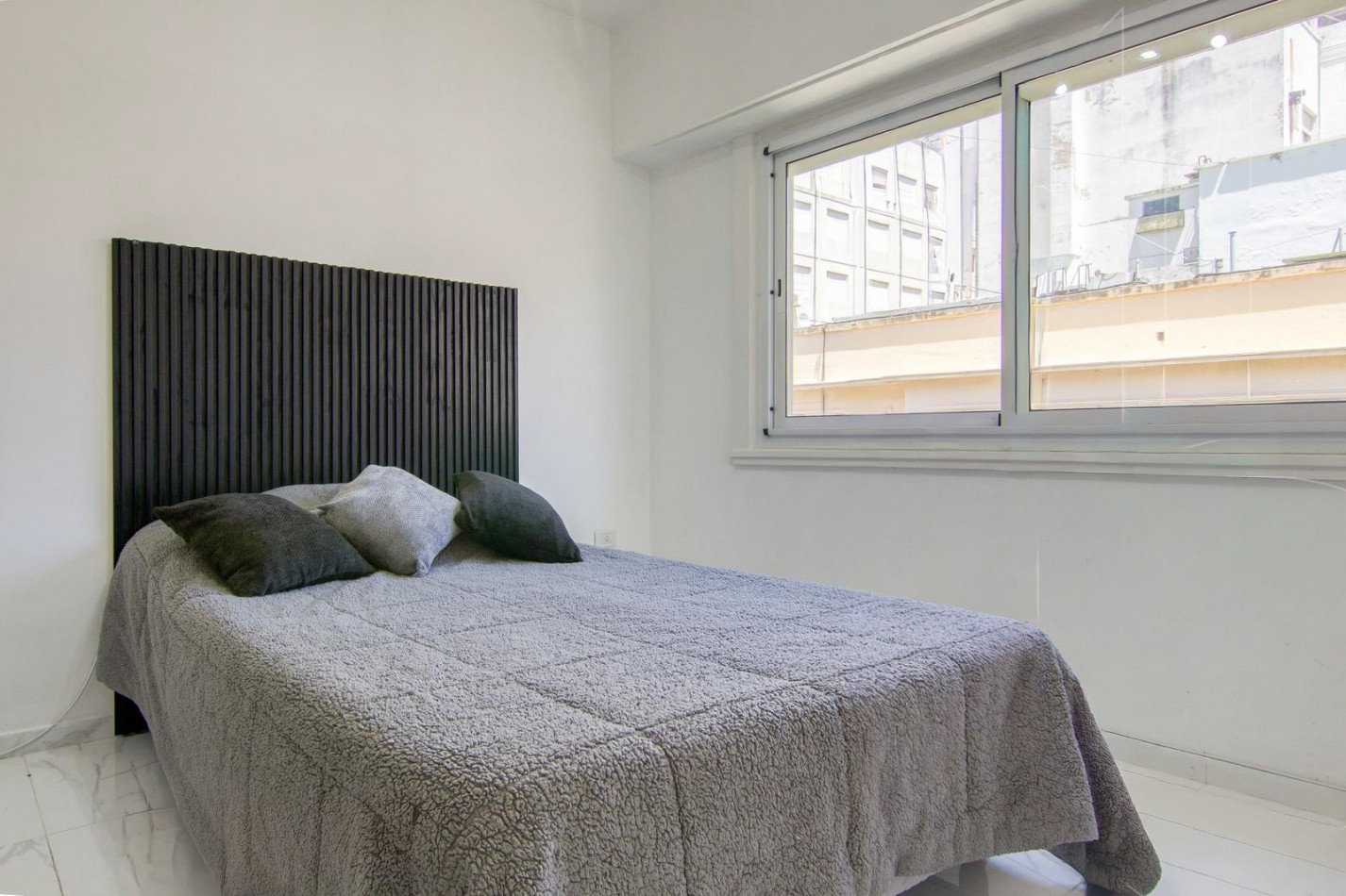 DEPARTAMENTO 2 AMBIENTES AL FRENTE CON BALCON FRANCES EN PLAZA COLON VENDE Y PERMUTA