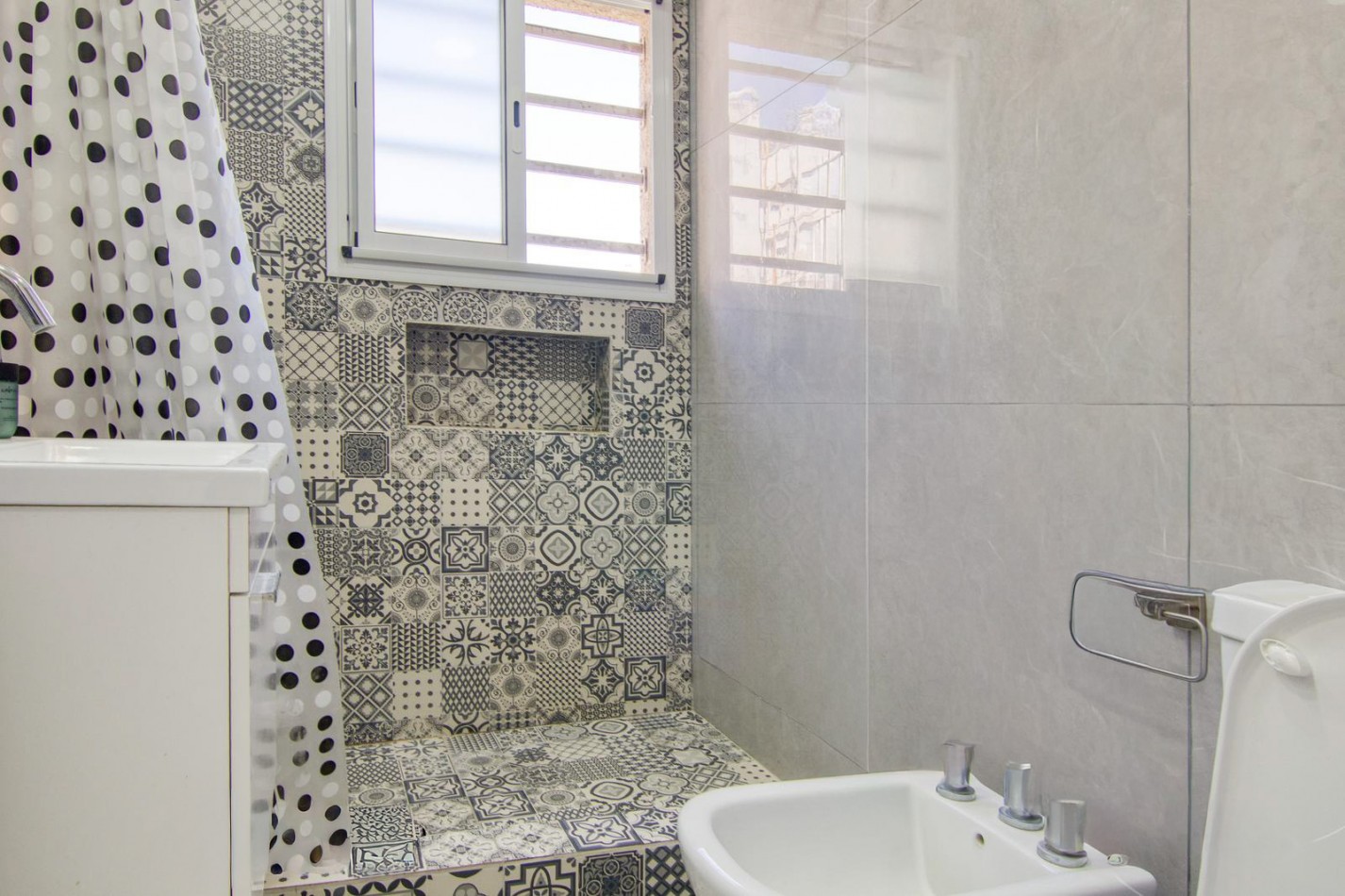 DEPARTAMENTO 2 AMBIENTES AL FRENTE CON BALCON FRANCES EN PLAZA COLON VENDE Y PERMUTA