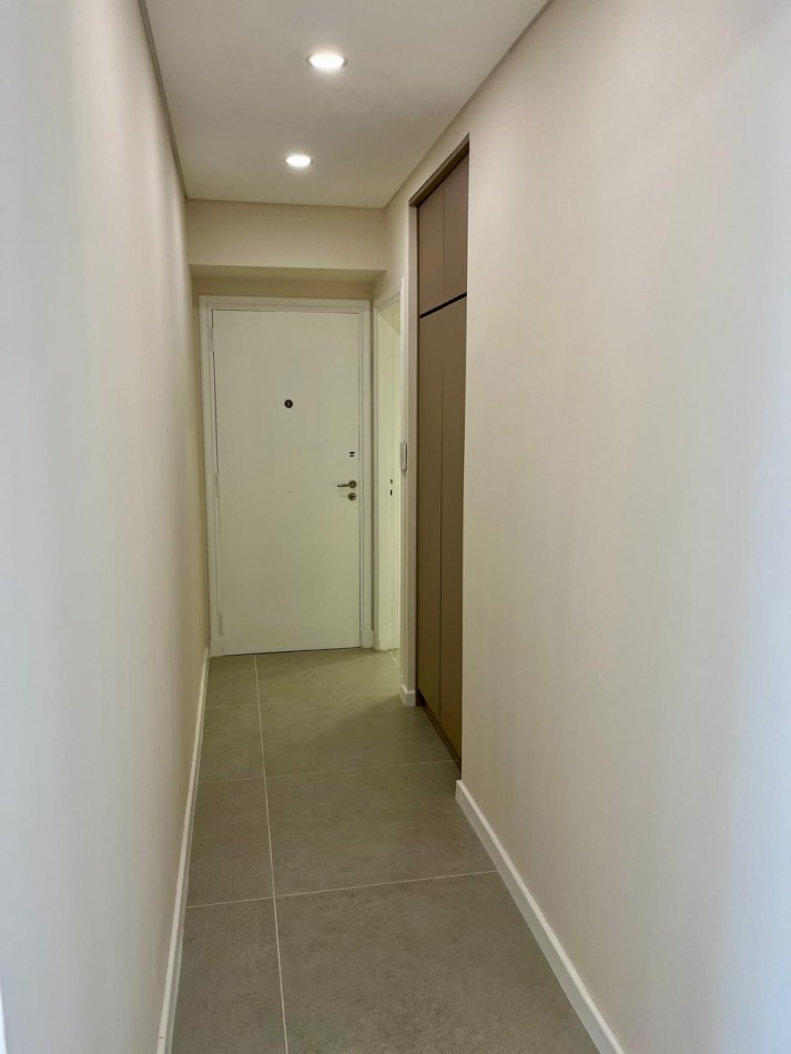 DEPARTAMENTO 3 AMBIENTES CON DEPENDENCIAS DE SERVICIO Y BALCON CORRIDO EN EL CENTRO