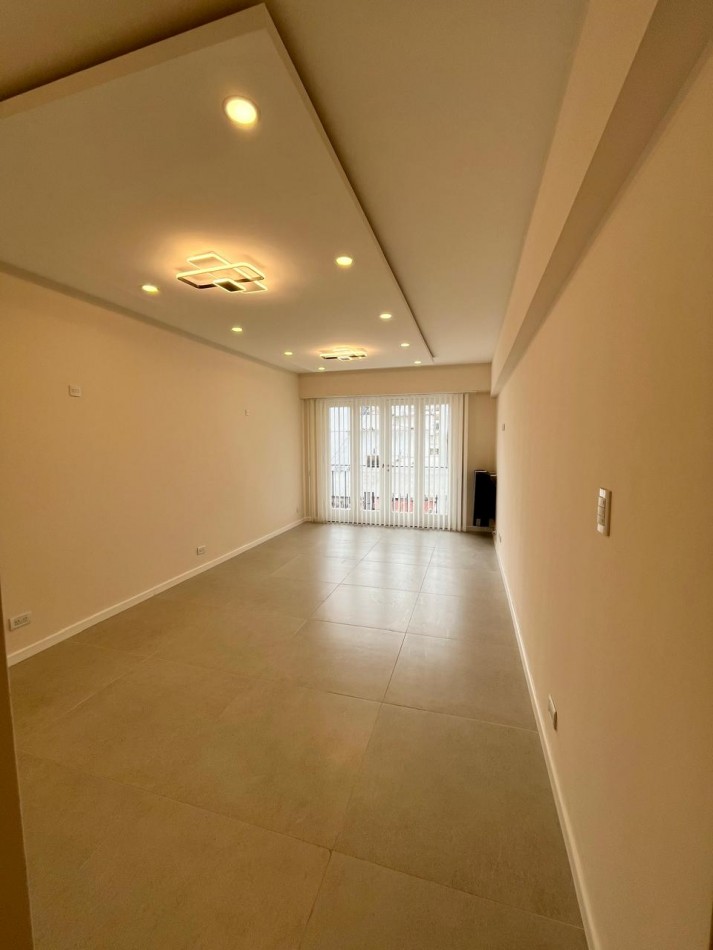 DEPARTAMENTO 3 AMBIENTES CON DEPENDENCIAS DE SERVICIO Y BALCON CORRIDO EN EL CENTRO
