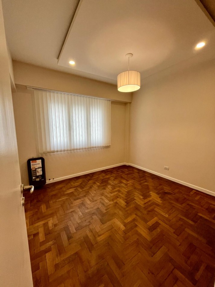 DEPARTAMENTO 3 AMBIENTES CON DEPENDENCIAS DE SERVICIO Y BALCON CORRIDO EN EL CENTRO