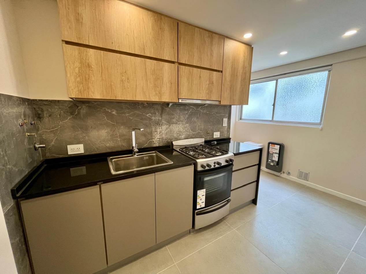 DEPARTAMENTO 3 AMBIENTES CON DEPENDENCIAS DE SERVICIO Y BALCON CORRIDO EN EL CENTRO