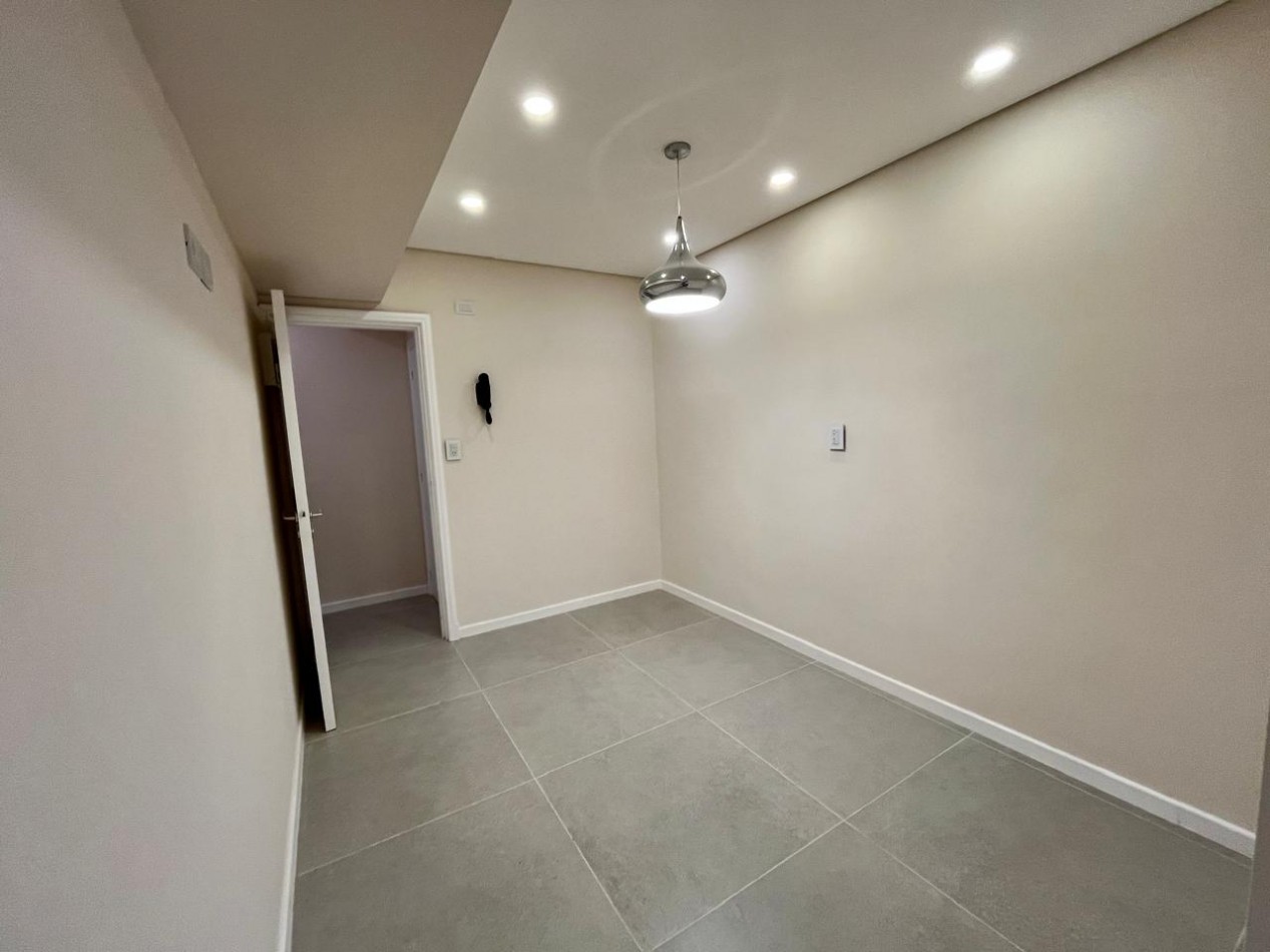 DEPARTAMENTO 3 AMBIENTES CON DEPENDENCIAS DE SERVICIO Y BALCON CORRIDO EN EL CENTRO