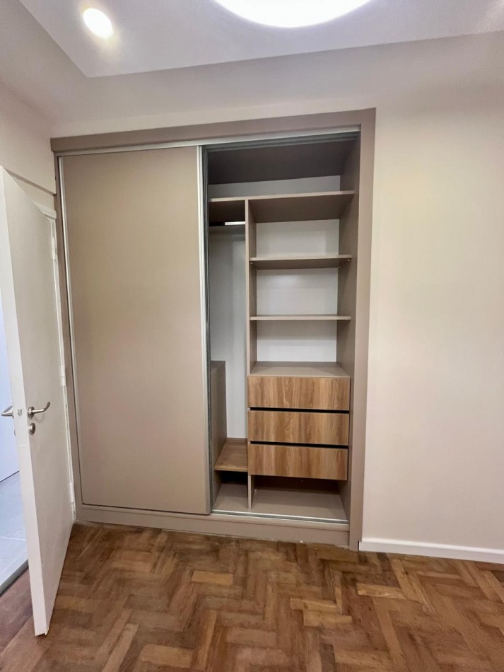 DEPARTAMENTO 3 AMBIENTES CON DEPENDENCIAS DE SERVICIO Y BALCON CORRIDO EN EL CENTRO