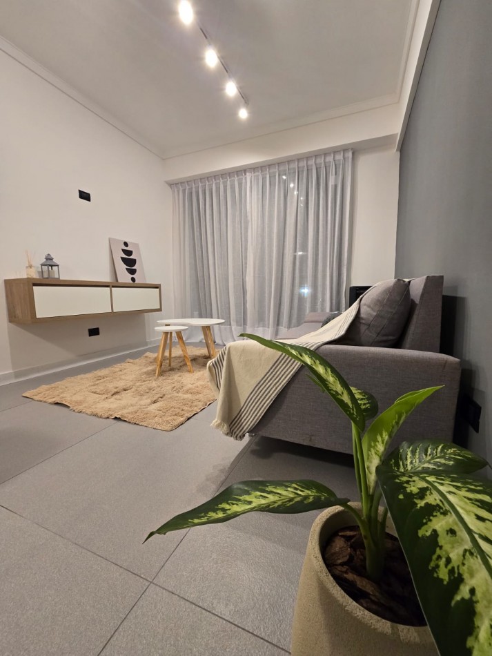 DEPARTAMENTO 2 AMB CON DEPENDENCIA, BALCON A LA CALLE Y TOILETTE DE SERVICIO