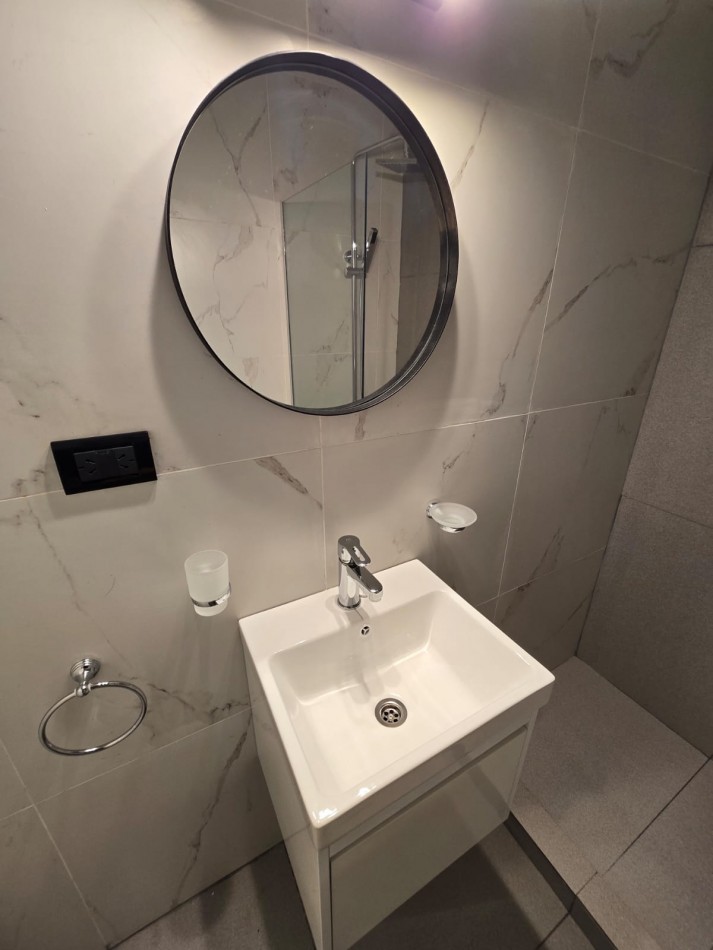 DEPARTAMENTO 2 AMB CON DEPENDENCIA, BALCON A LA CALLE Y TOILETTE DE SERVICIO