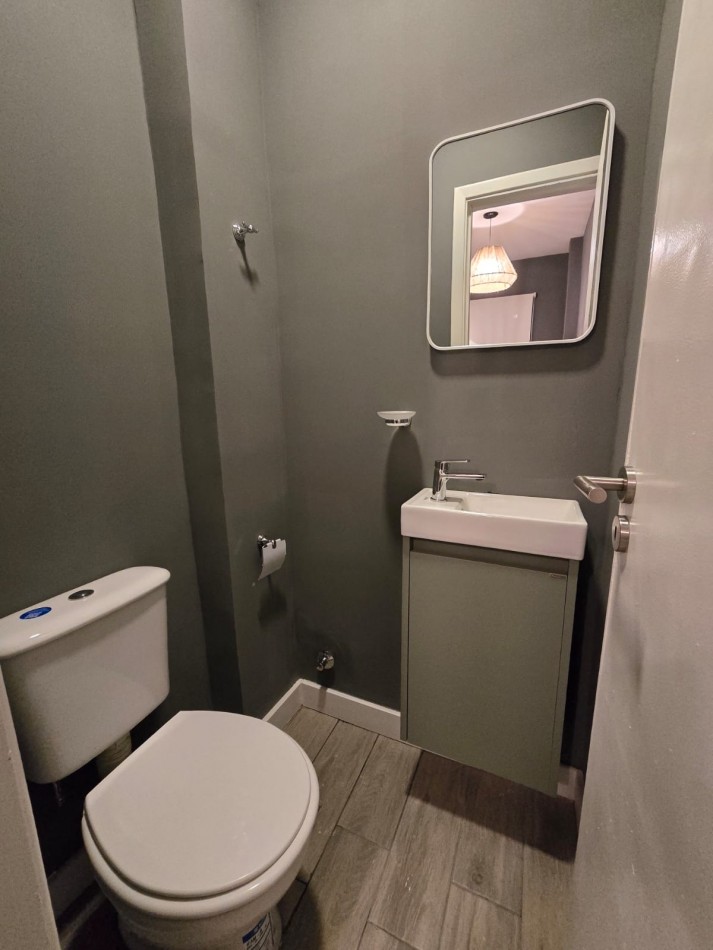 DEPARTAMENTO 2 AMB CON DEPENDENCIA, BALCON A LA CALLE Y TOILETTE DE SERVICIO