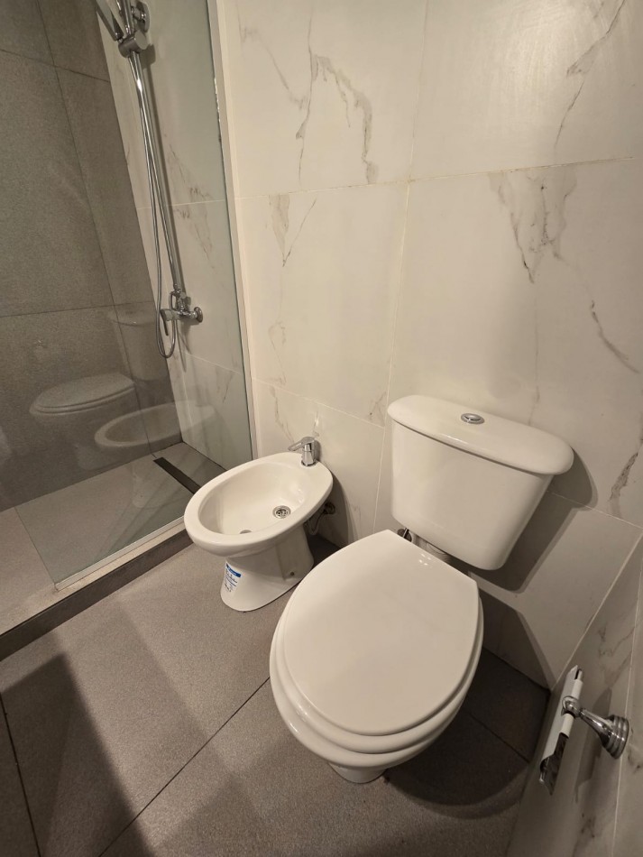 DEPARTAMENTO 2 AMB CON DEPENDENCIA, BALCON A LA CALLE Y TOILETTE DE SERVICIO