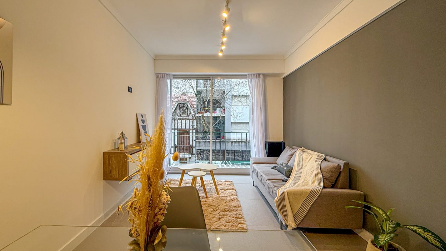 DEPARTAMENTO 2 AMB CON DEPENDENCIA, BALCON A LA CALLE Y TOILETTE DE SERVICIO