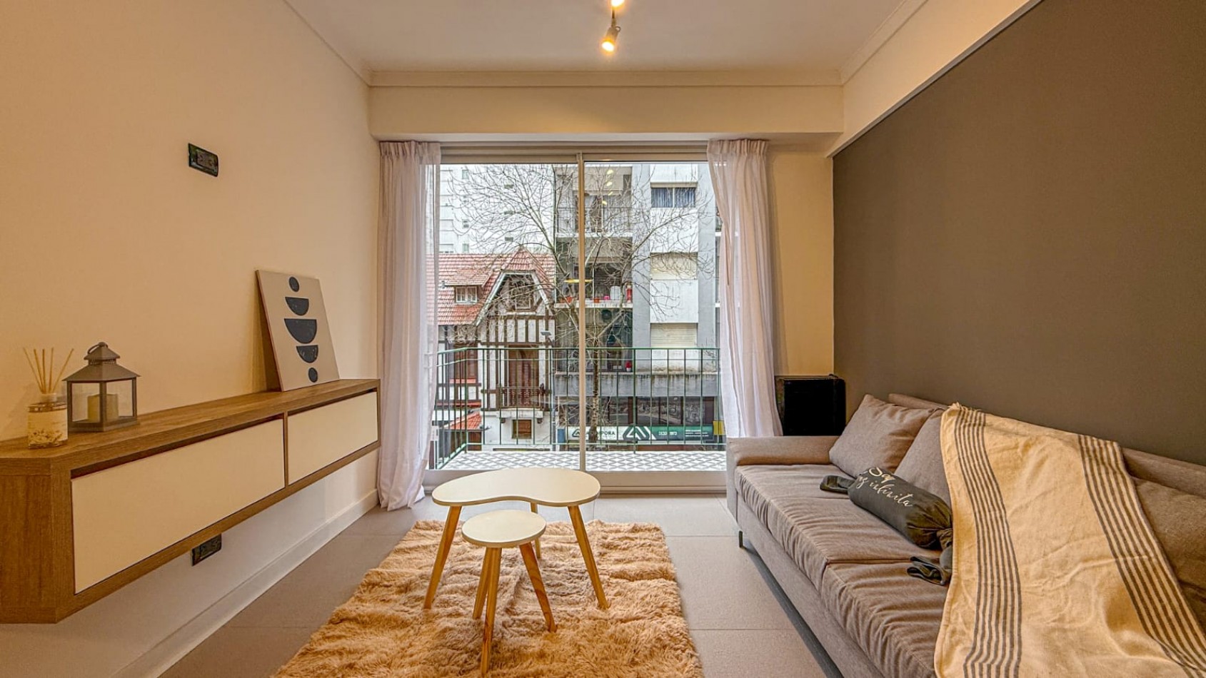 DEPARTAMENTO 2 AMB CON DEPENDENCIA, BALCON A LA CALLE Y TOILETTE DE SERVICIO