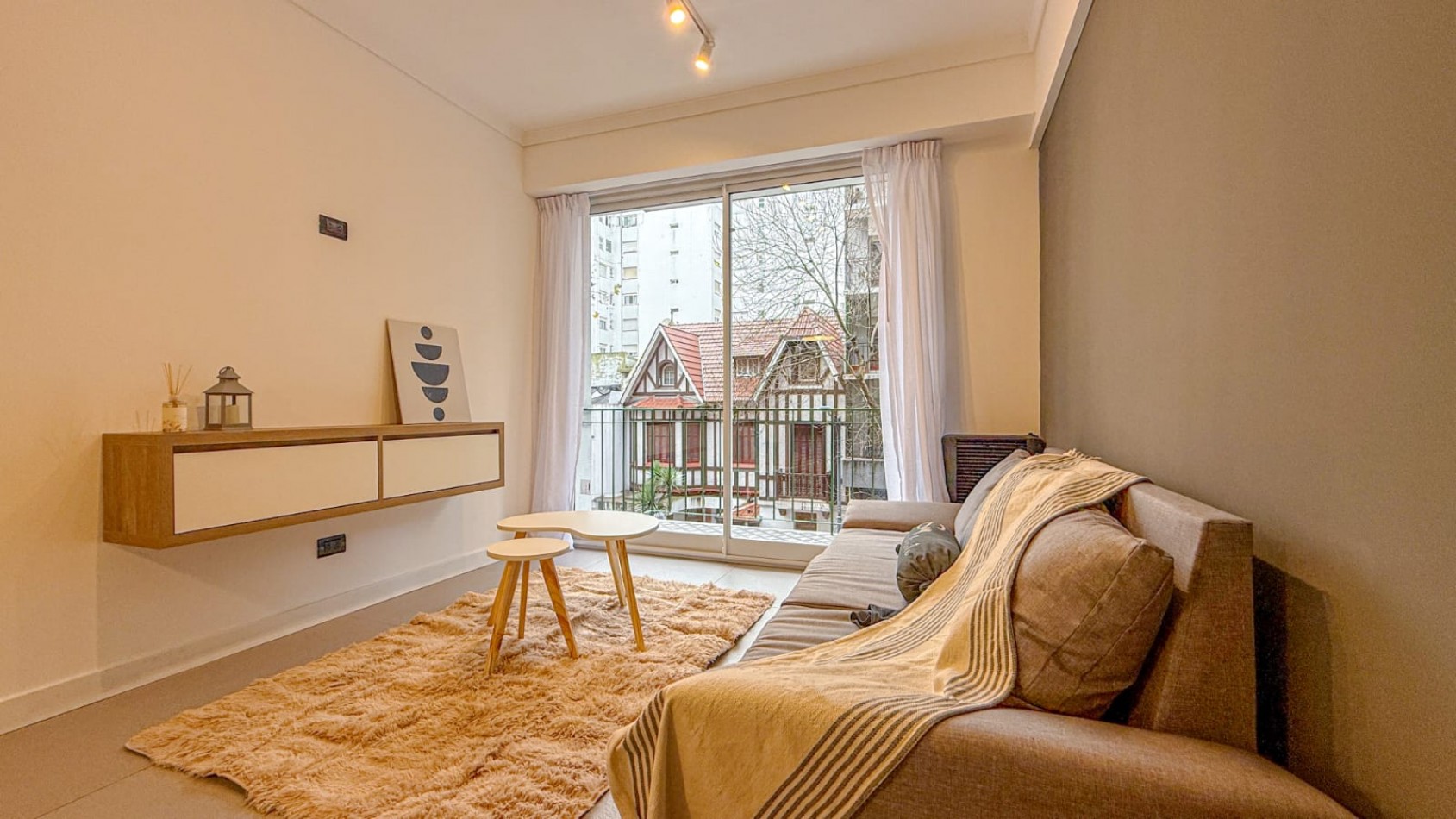 DEPARTAMENTO 2 AMB CON DEPENDENCIA, BALCON A LA CALLE Y TOILETTE DE SERVICIO