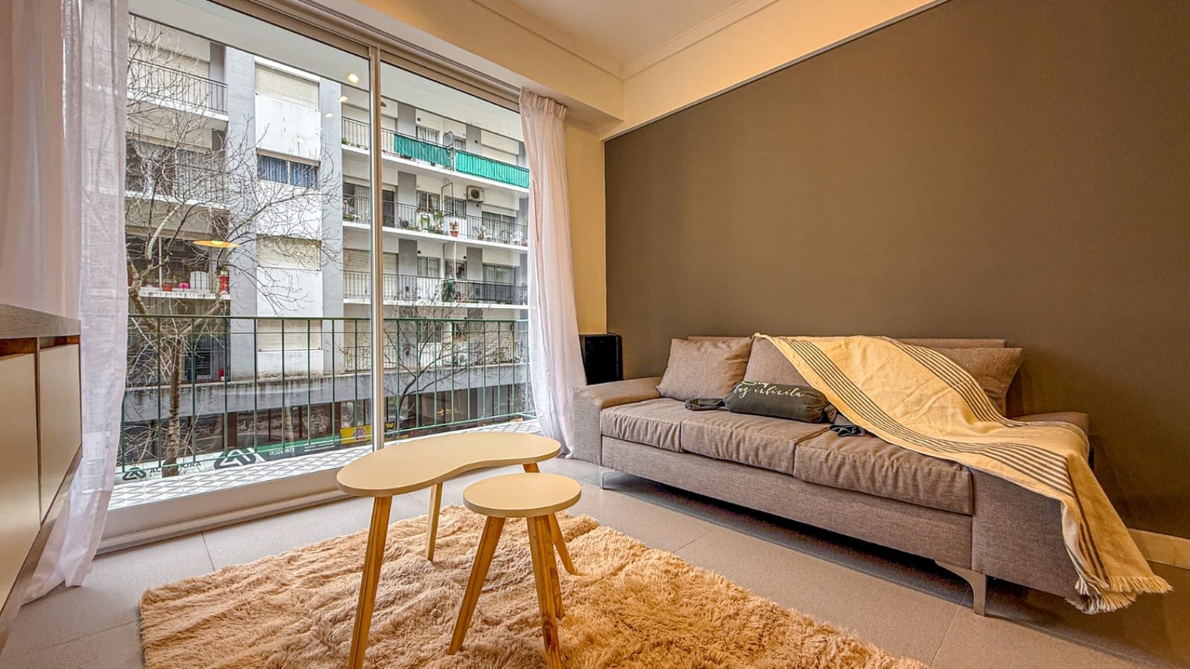 DEPARTAMENTO 2 AMB CON DEPENDENCIA, BALCON A LA CALLE Y TOILETTE DE SERVICIO