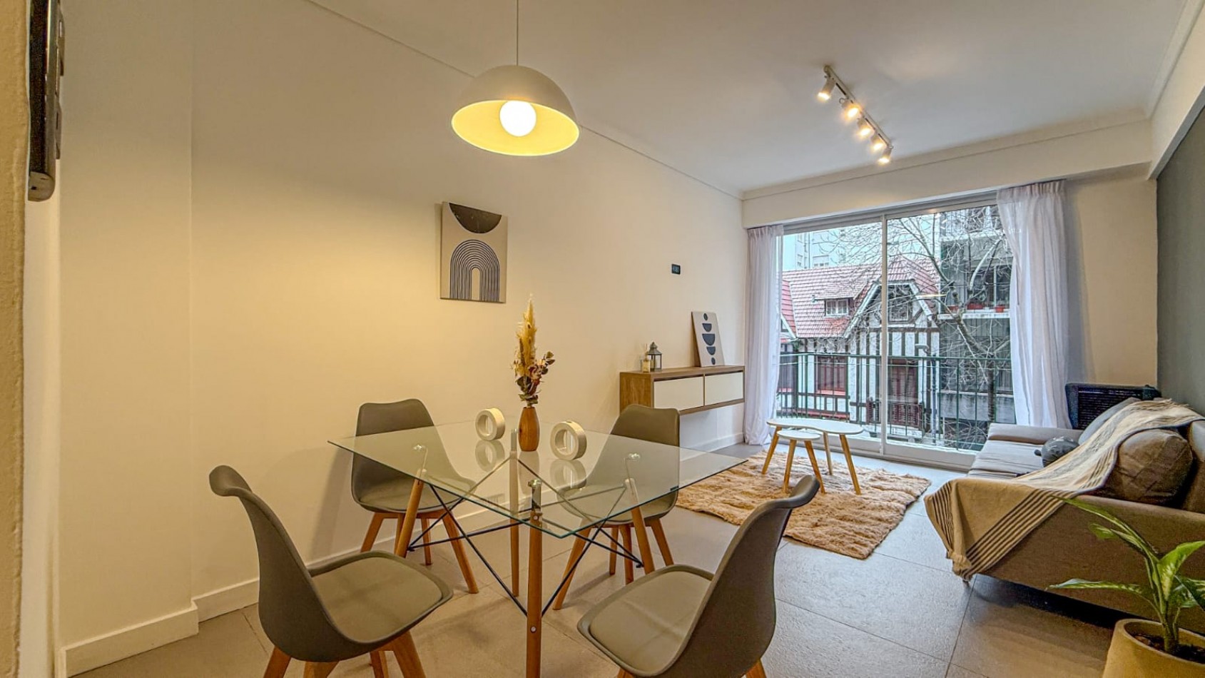 DEPARTAMENTO 2 AMB CON DEPENDENCIA, BALCON A LA CALLE Y TOILETTE DE SERVICIO