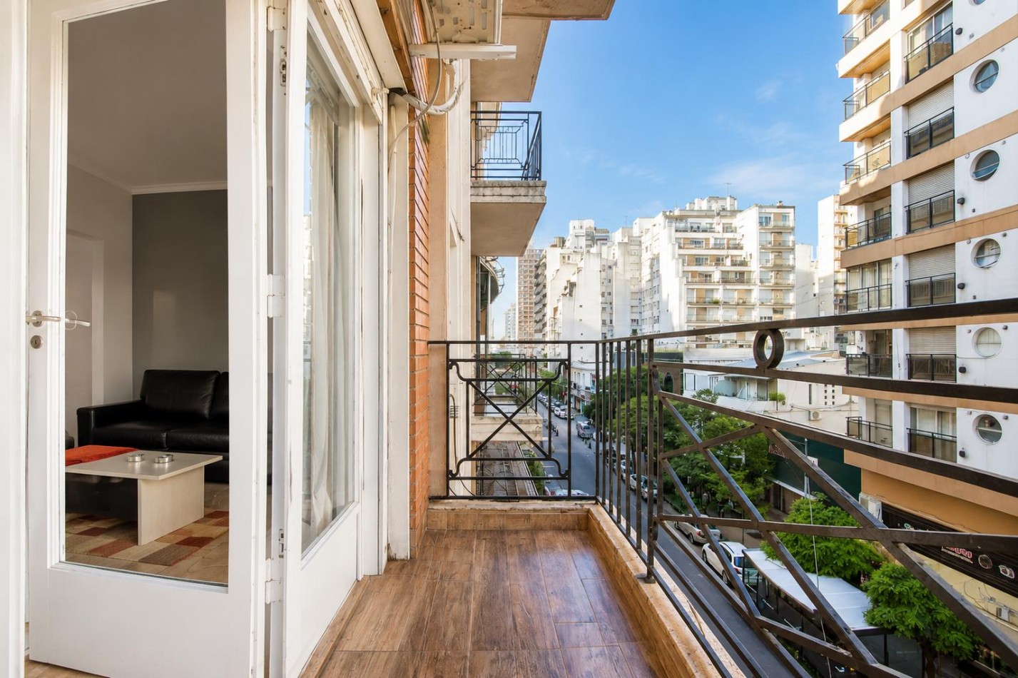 DEPARTAMENTO 3 AMBIENTES CON DEPENDENCIA Y BALCON A LA CALLE EN EL CENTRO