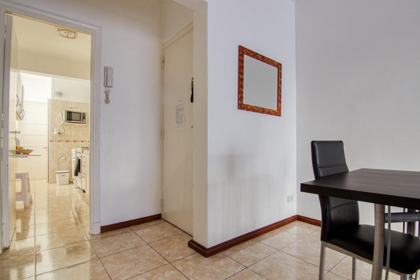 DEPARTAMENTO 3 AMBIENTES CON DEPENDENCIA Y BALCON A LA CALLE EN EL CENTRO