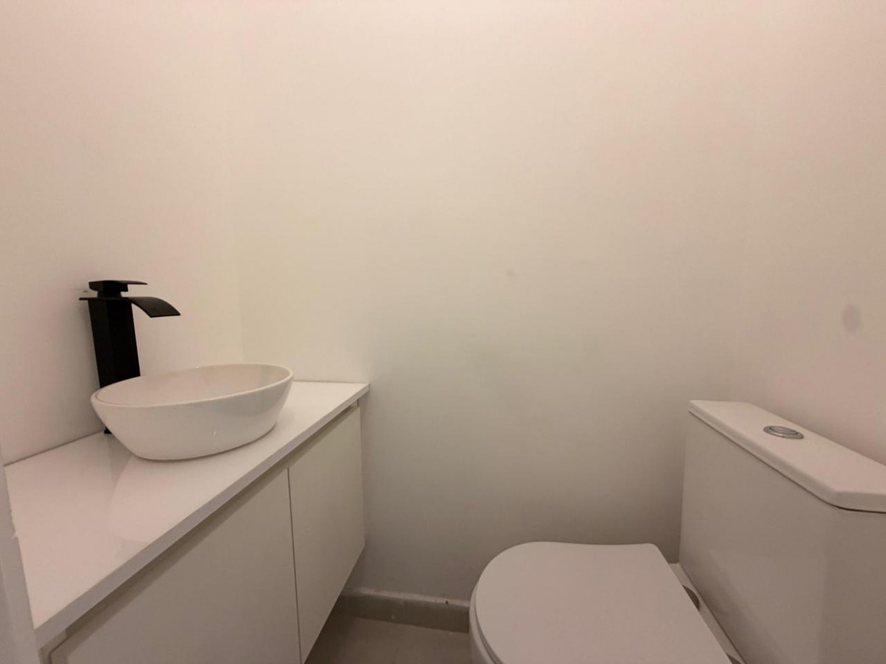 DEPARTAMENTO 3 AMBIENTES RECICLADO AL FRENTE CON DEPENDENCIA Y BALCON SALIENTE EN PLAZA COLON