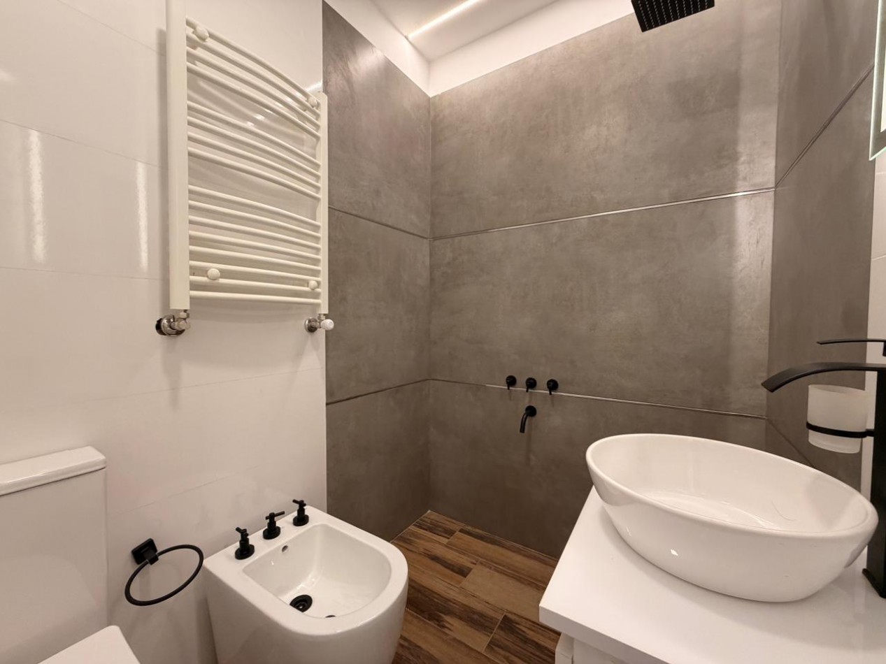 DEPARTAMENTO 3 AMBIENTES RECICLADO AL FRENTE CON DEPENDENCIA Y BALCON SALIENTE EN PLAZA COLON