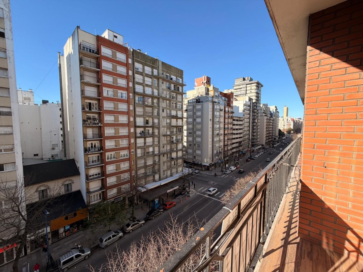 DEPARTAMENTO 3 AMBIENTES RECICLADO AL FRENTE CON DEPENDENCIA Y BALCON SALIENTE EN PLAZA COLON