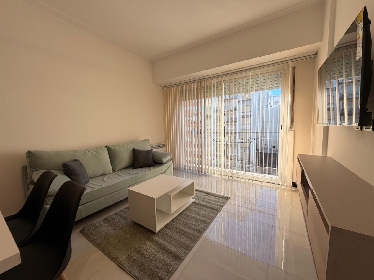 DEPARTAMENTO 3 AMBIENTES RECICLADO AL FRENTE CON DEPENDENCIA Y BALCON SALIENTE EN PLAZA COLON