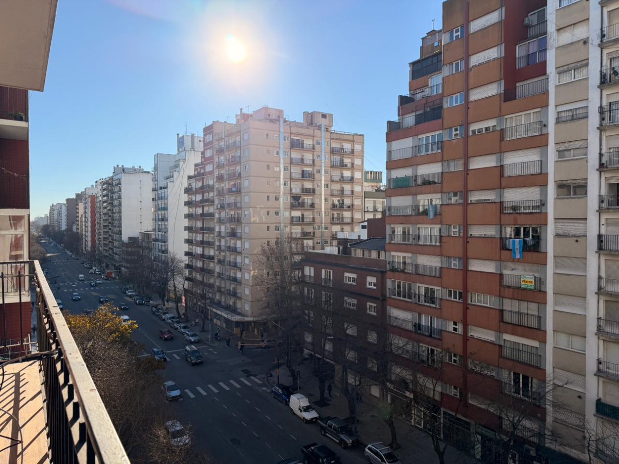 DEPARTAMENTO 3 AMBIENTES RECICLADO AL FRENTE CON DEPENDENCIA Y BALCON SALIENTE EN PLAZA COLON