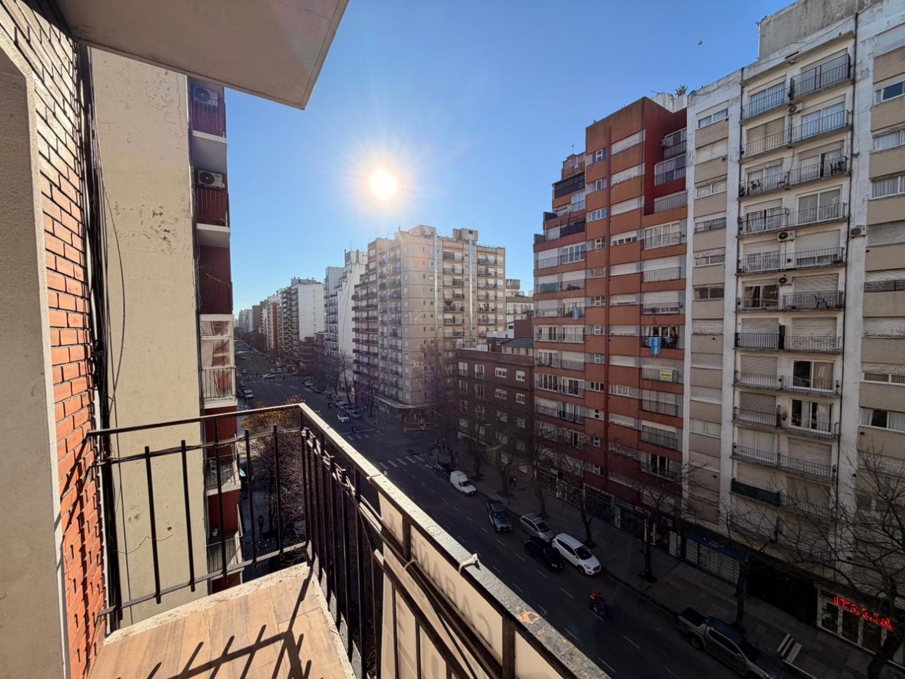 DEPARTAMENTO 3 AMBIENTES RECICLADO AL FRENTE CON DEPENDENCIA Y BALCON SALIENTE EN PLAZA COLON