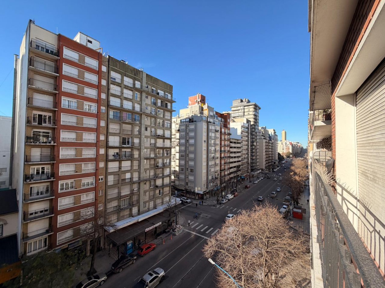 DEPARTAMENTO 3 AMBIENTES RECICLADO AL FRENTE CON DEPENDENCIA Y BALCON SALIENTE EN PLAZA COLON