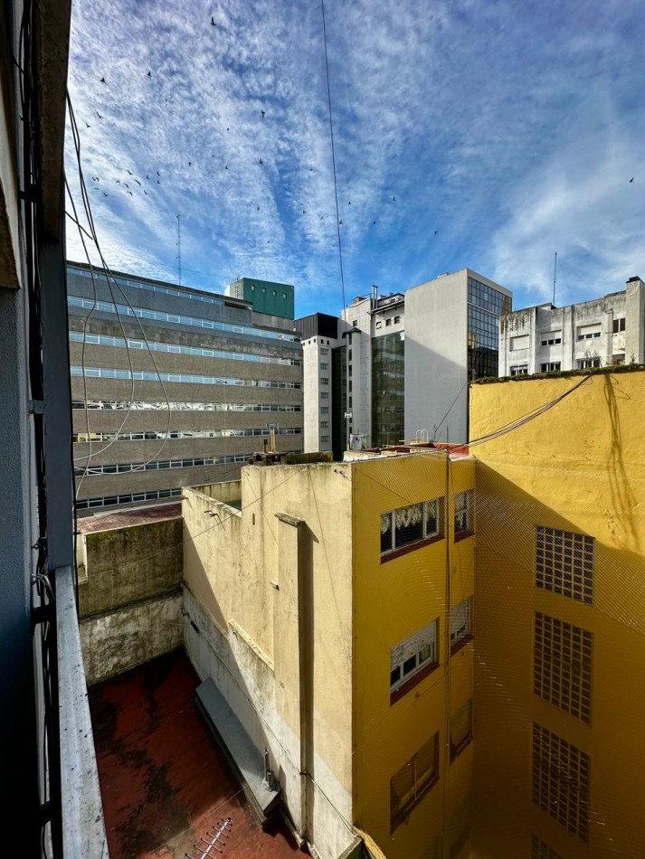 DEPARTAMENTO 2 AMBIENTES AL CONTRAFRENTE ABIERTO CON BALCON EN EL CENTRO