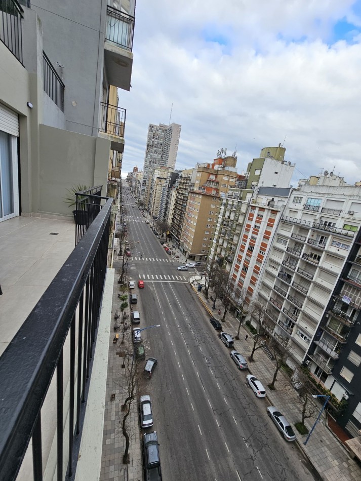 DEPARTAMENTO 3 AMBIENTES A LA CALLE CON BALCON TERRAZA EN PLAZA COLON