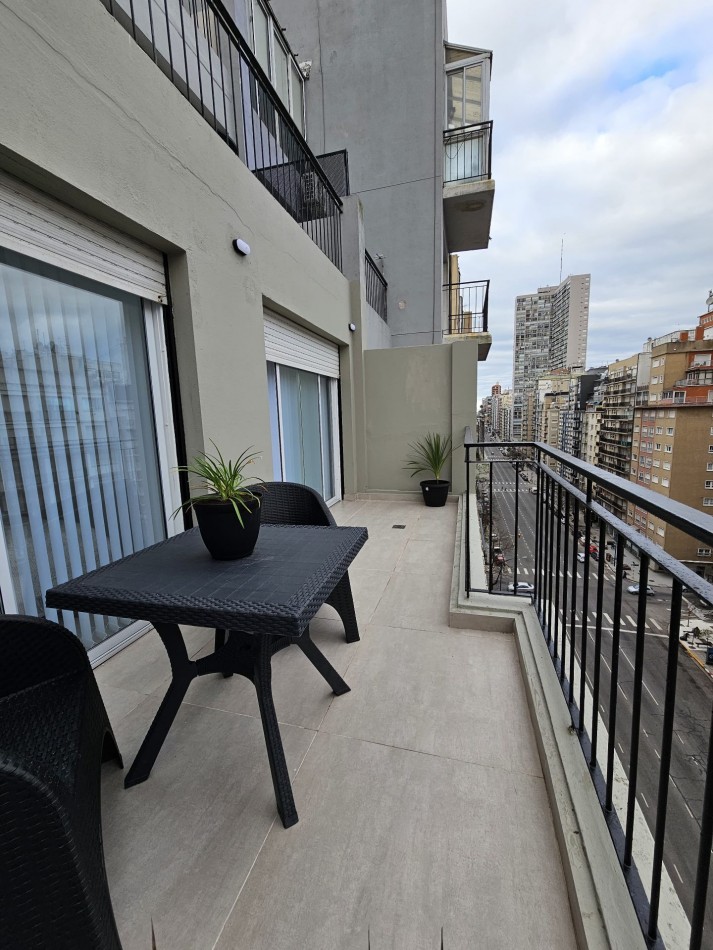 DEPARTAMENTO 3 AMBIENTES A LA CALLE CON BALCON TERRAZA EN PLAZA COLON