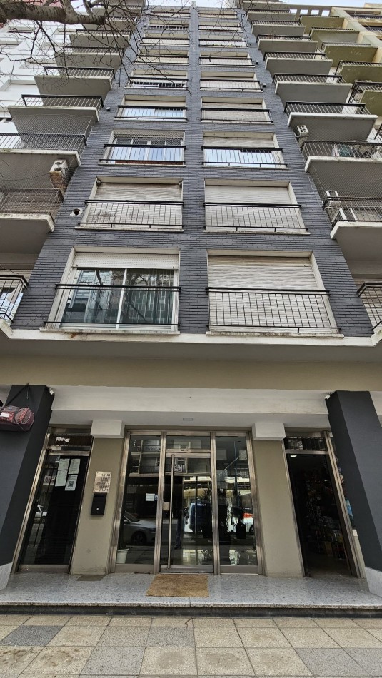 DEPARTAMENTO 3 AMBIENTES A LA CALLE CON BALCON TERRAZA EN PLAZA COLON