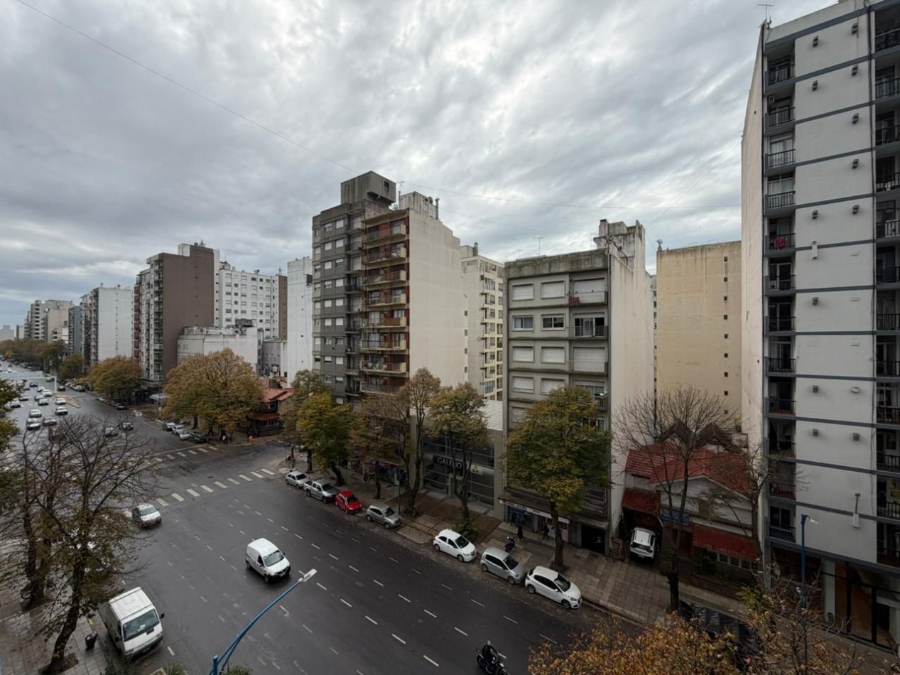 DEPARTAMENTO 1 AMBIENTE A LA CALLE CON BALCON EN PLAZA MITRE