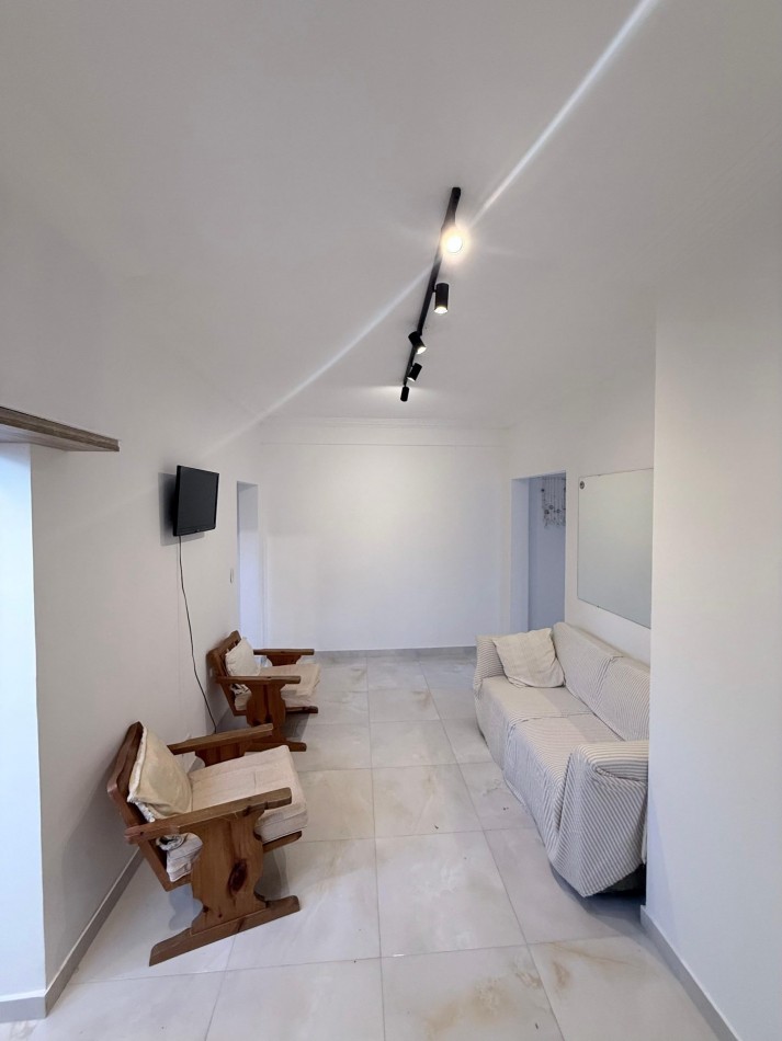 DEPARTAMENTO 2 AMBIENTES AL CONTRAFRENTE CON ESPACIO DE COCHERA EN PRIMER PISO POR ESCALERA EN CHAUVIN