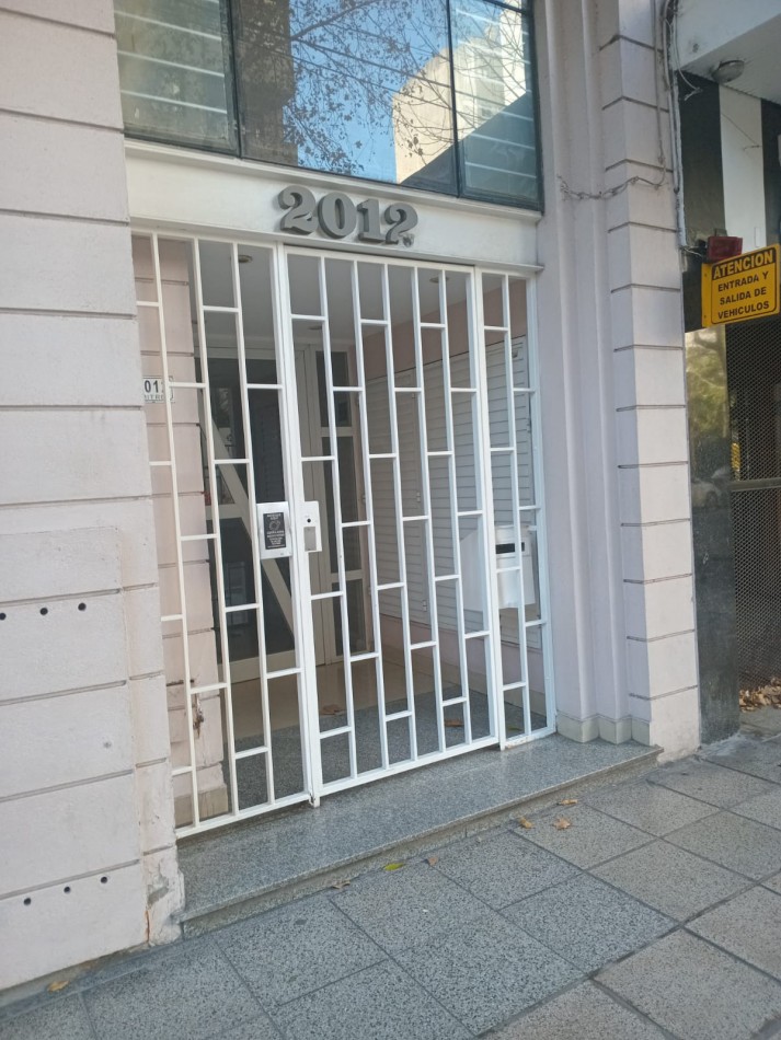 DEPARTAMENTO 3 AMBIENTES CON 2 PATIOS EN PLAZA MITRE SE ALQUILA POR 12 MESES