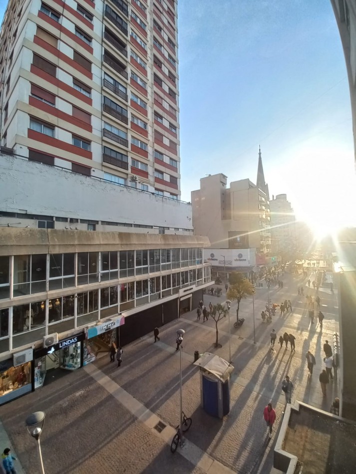 DEPARTAMENTO DE 3 AMBIENTES A LA CALLE CON BALCON SALIENTE Y VISTA A LA PEATONAL SAN MARTIN