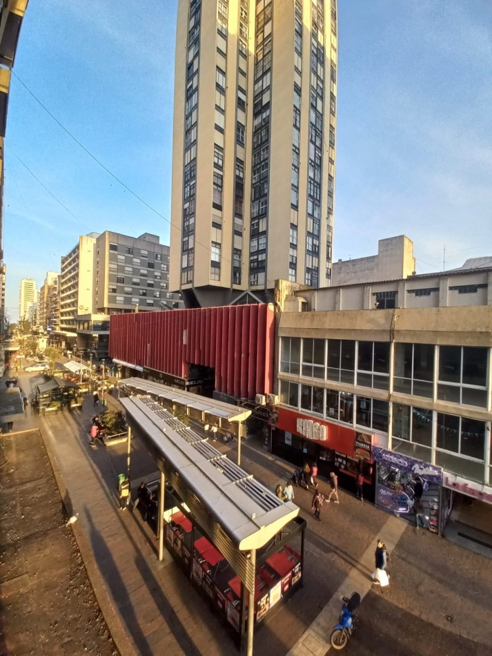 DEPARTAMENTO DE 3 AMBIENTES A LA CALLE CON BALCON SALIENTE Y VISTA A LA PEATONAL SAN MARTIN