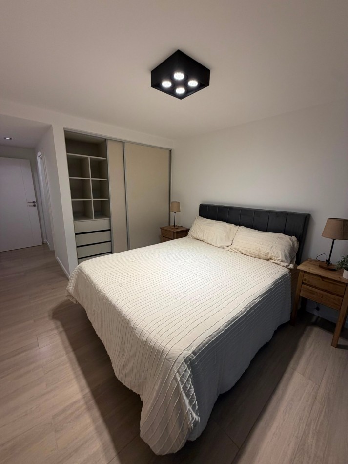 DEPARTAMENTO 2 AMB NOVECCENTO MORENO CON BALCON SALIENTE Y VISTA A PLAZA COLON