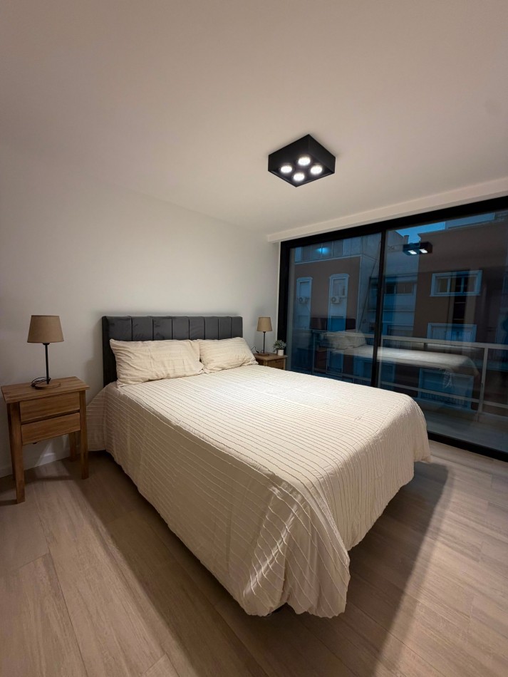 DEPARTAMENTO 2 AMB NOVECCENTO MORENO CON BALCON SALIENTE Y VISTA A PLAZA COLON