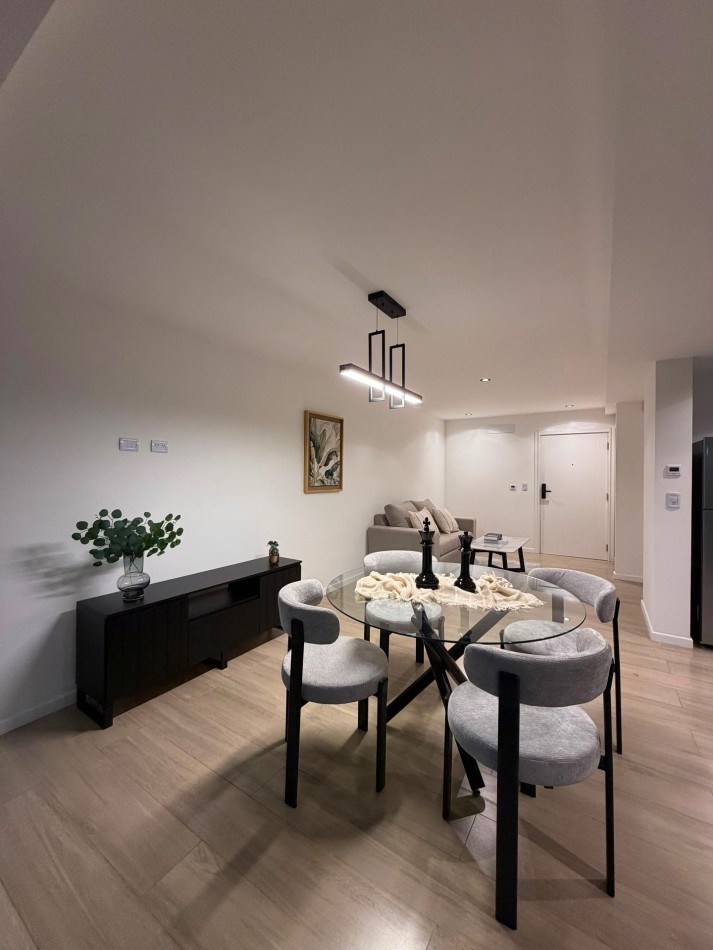 DEPARTAMENTO 2 AMB NOVECCENTO MORENO CON BALCON SALIENTE Y VISTA A PLAZA COLON