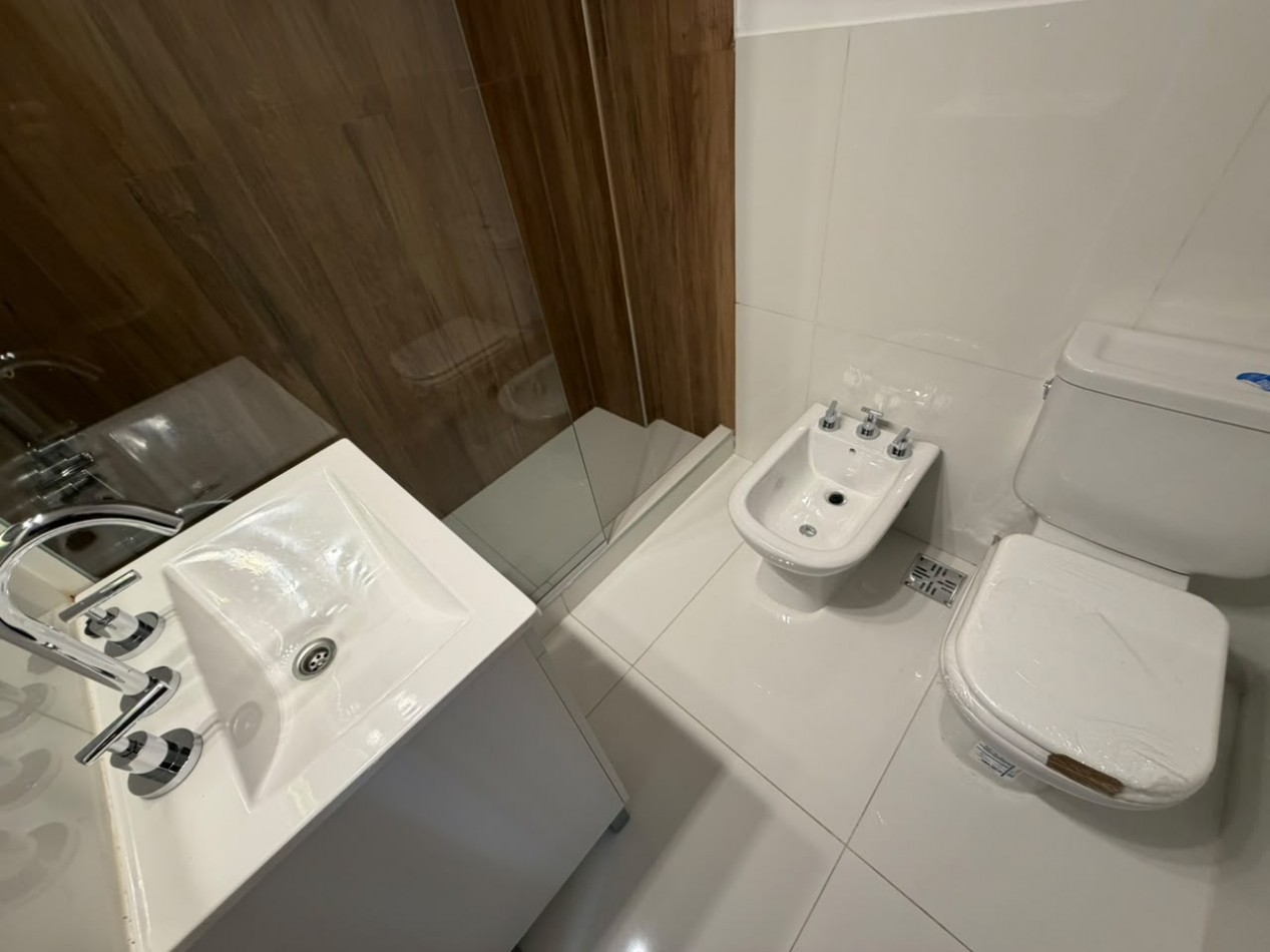 DEPARTAMENTO DE 2 AMB CON BALCON Y 2 BAÑOS - RECICLADO A NUEVO - PLAZA COLON