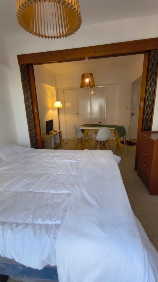 DEPARTAMENTO 1 AMB CON BALCON SALIENTE A LA CALLE EN ESTADO ORIGINAL EN ALDREY, VENDE Y PERMUTA