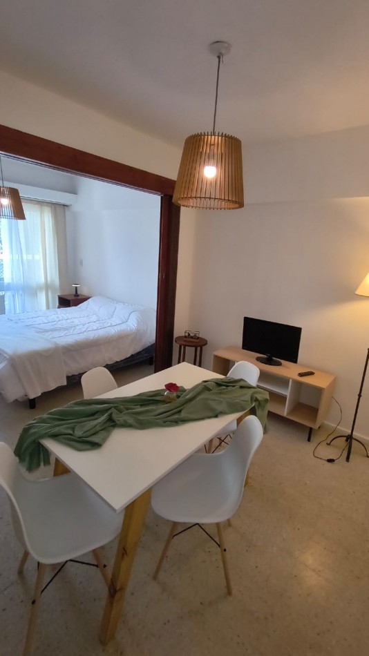 DEPARTAMENTO 1 AMB CON BALCON SALIENTE A LA CALLE EN ESTADO ORIGINAL EN ALDREY, VENDE Y PERMUTA