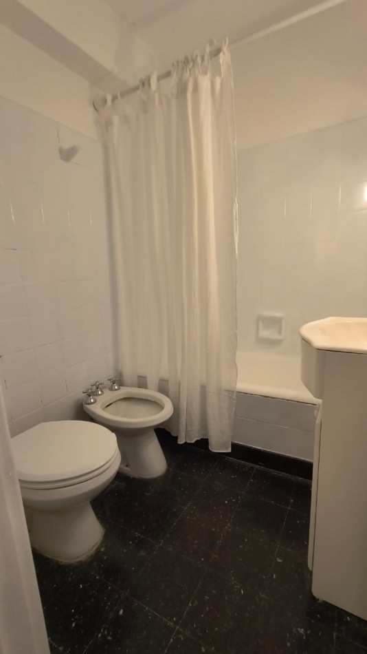 DEPARTAMENTO 1 AMB CON BALCON SALIENTE A LA CALLE EN ESTADO ORIGINAL EN ALDREY, VENDE Y PERMUTA