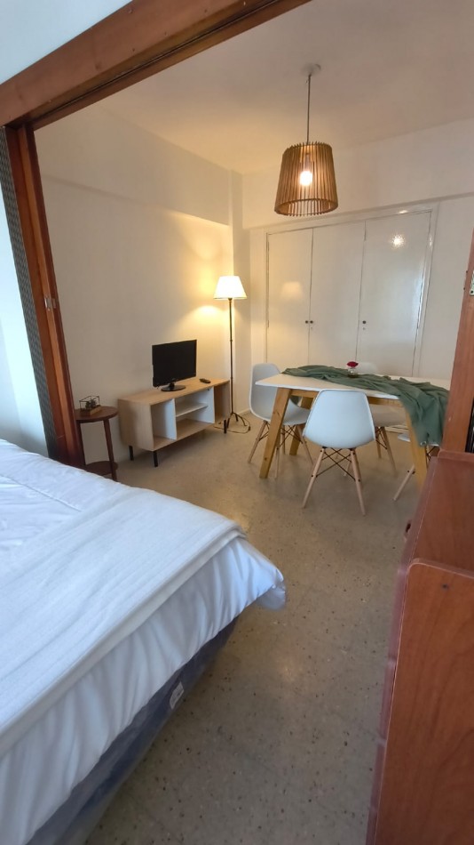DEPARTAMENTO 1 AMB CON BALCON SALIENTE A LA CALLE EN ESTADO ORIGINAL EN ALDREY, VENDE Y PERMUTA