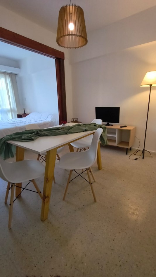 DEPARTAMENTO 1 AMB CON BALCON SALIENTE A LA CALLE EN ESTADO ORIGINAL EN ALDREY, VENDE Y PERMUTA
