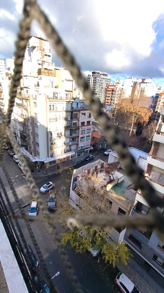 DEPARTAMENTO 1 AMB CON BALCON SALIENTE A LA CALLE EN ESTADO ORIGINAL EN ALDREY, VENDE Y PERMUTA